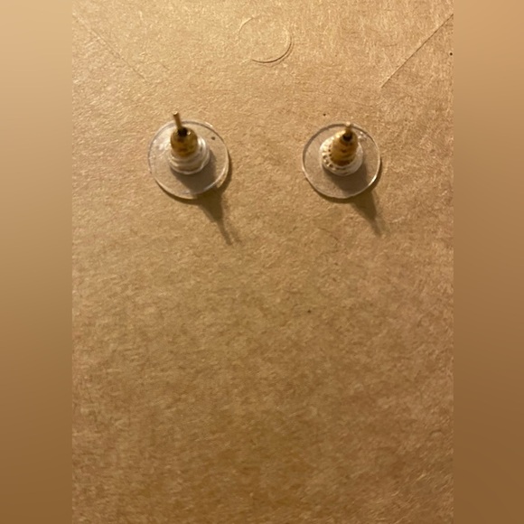 Beautiful Hollow Flower Design Stud Fashion Earrings With Imitation Pearl - Picture 4 of 9